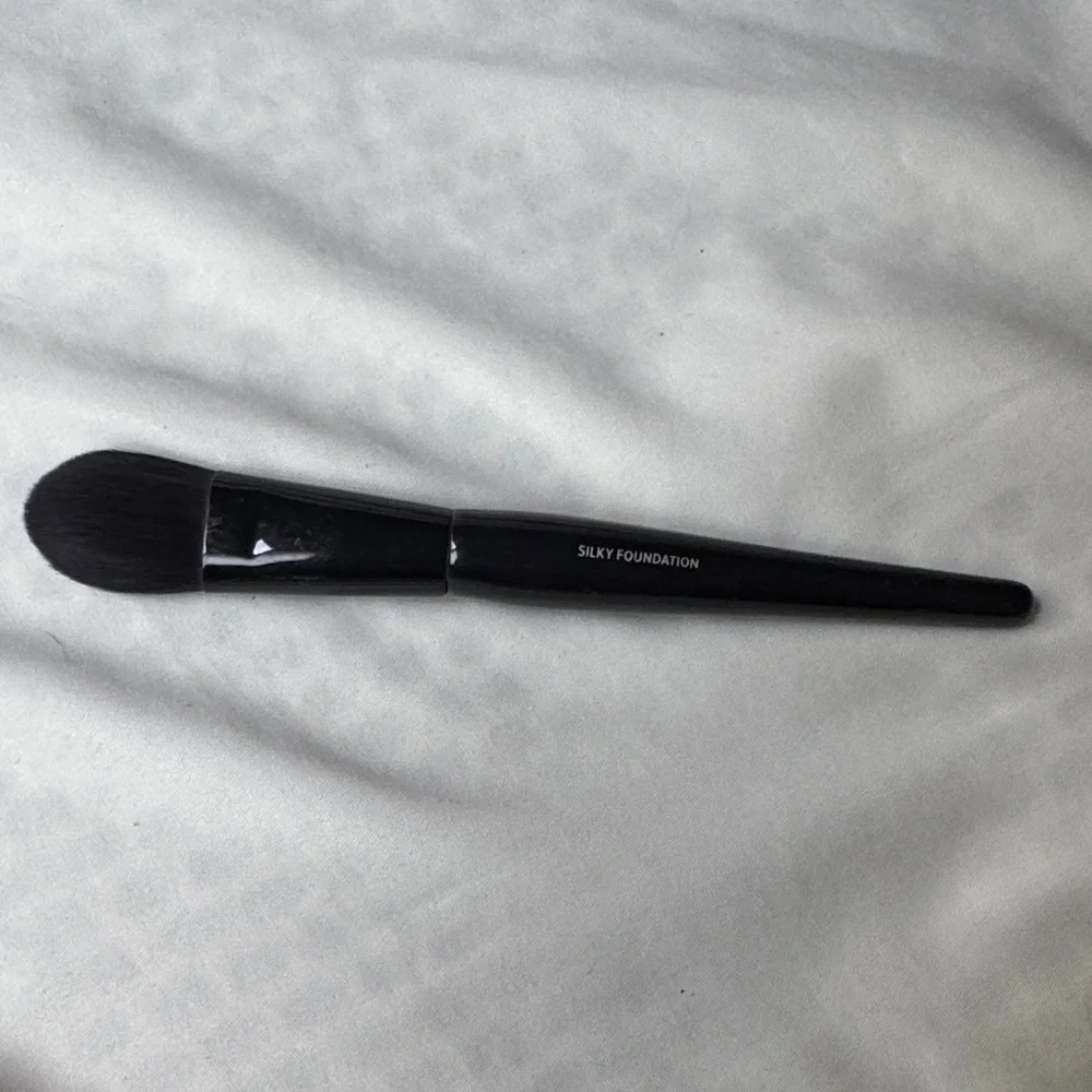 IT Cosmetics Black Silky Foundation Brush